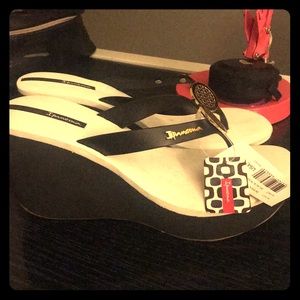 IPANEMA Platform Black and White Sandals